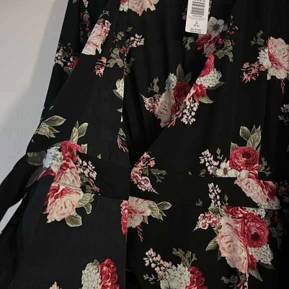 NWT Torrid Black Floral Wrap Top - Picture 8 of 10